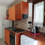 Poli Con Giardino Apartmán