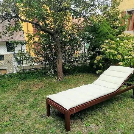 Poli Con Giardino Apartman *